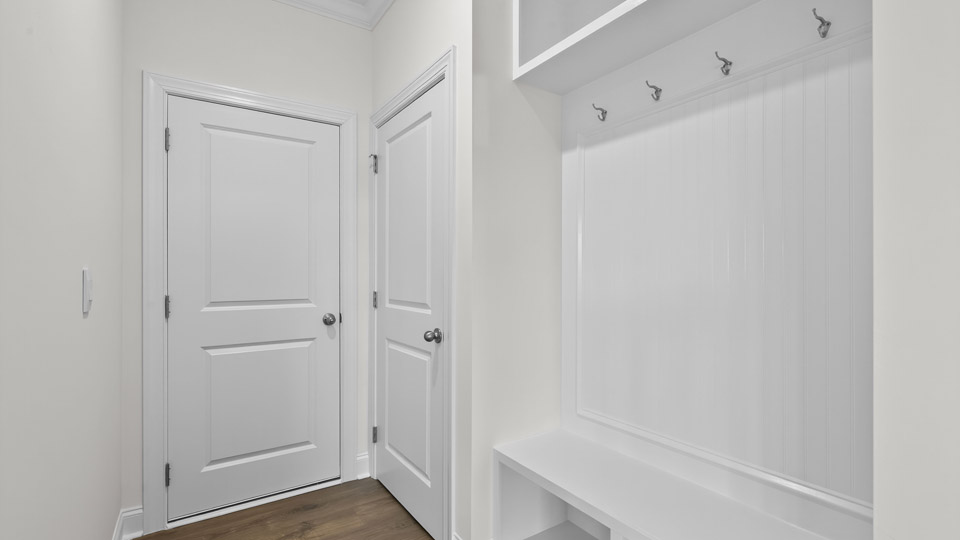 mucbench with cubbies and hooks