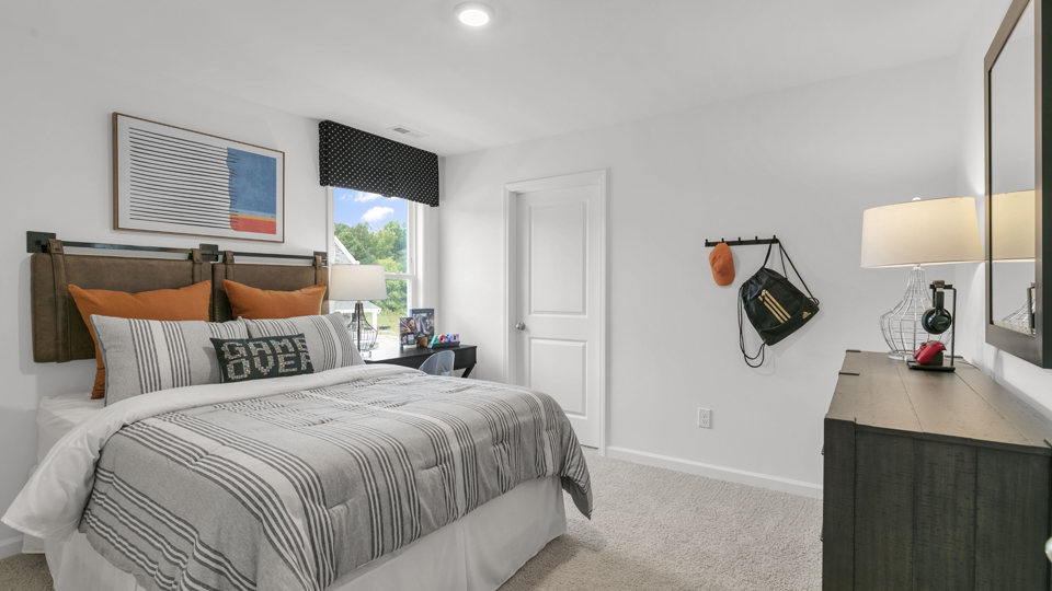 secondary bedroom with window and closet, carpeting