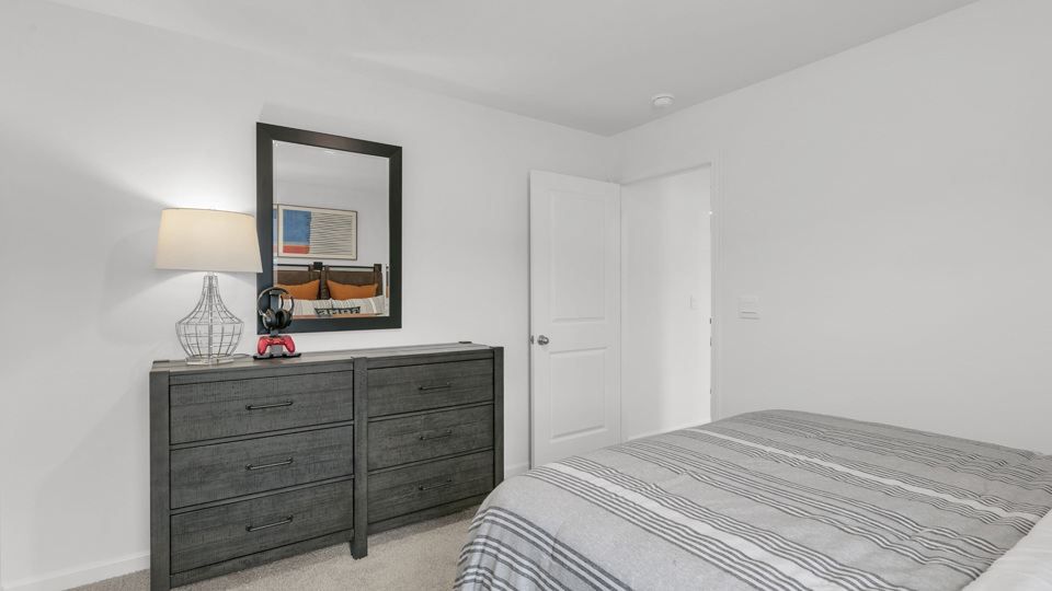 secondary bedroom with window and closet, carpeting