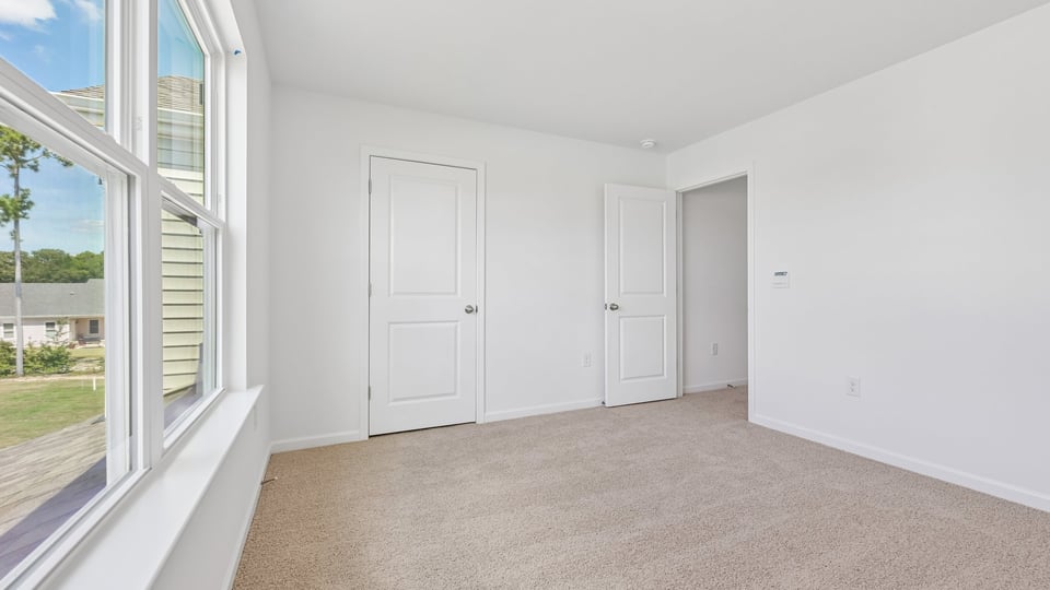 bedroom with carpet flooring