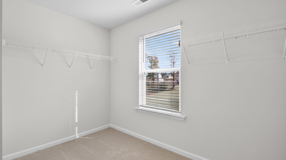 walk in closet with wire shelving