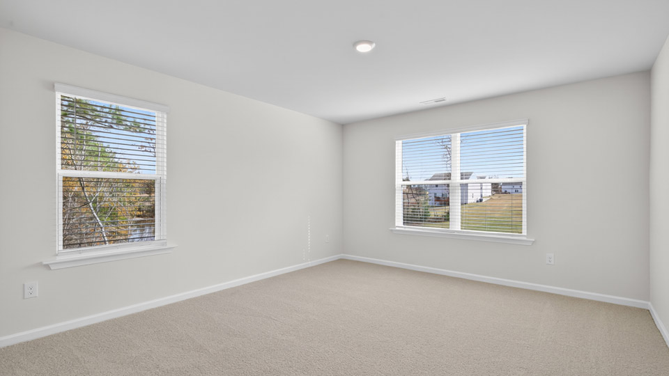 secondary bedroom with window and closet, carpeting