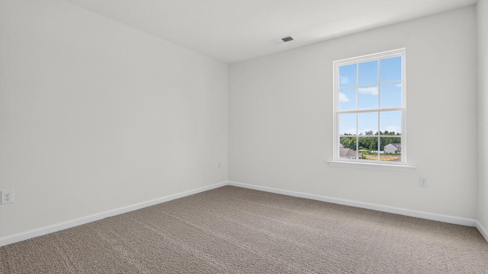 secondary bedroom with window and closet, carpeting