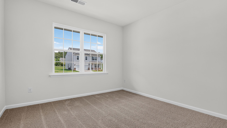 secondary bedroom with window and closet, carpeting