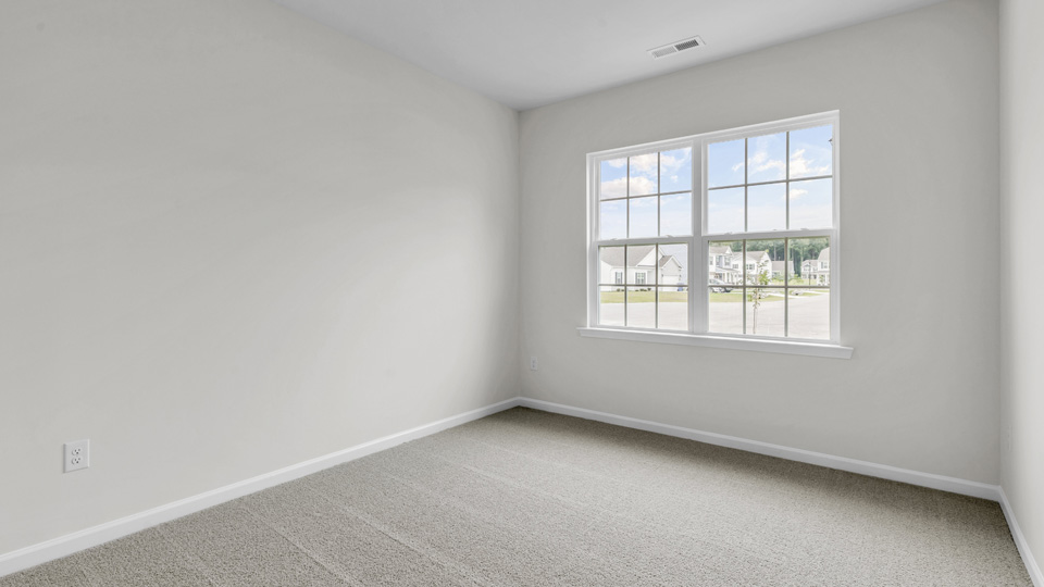 secondary bedroom with window and closet, carpeting
