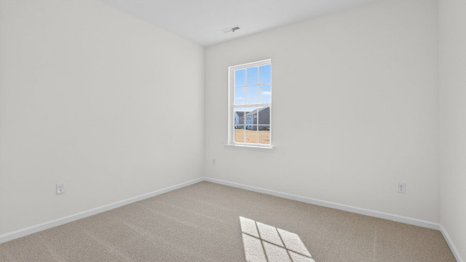 secondary bedroom with window and closet, carpeting