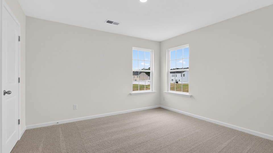secondary bedroom with window and closet, carpeting