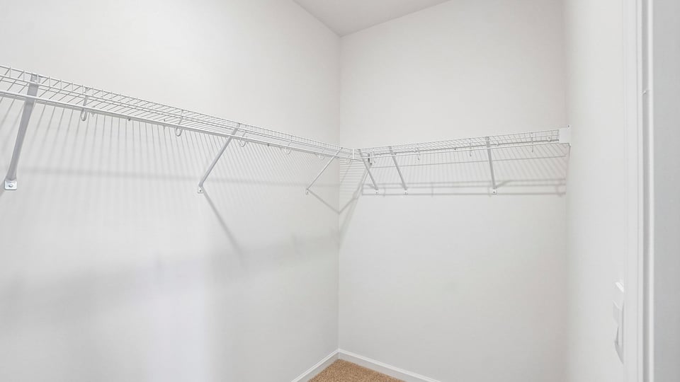 walk in closet with wire shelving