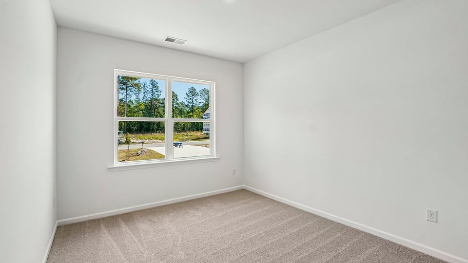 secondary bedroom with window and closet, carpeting