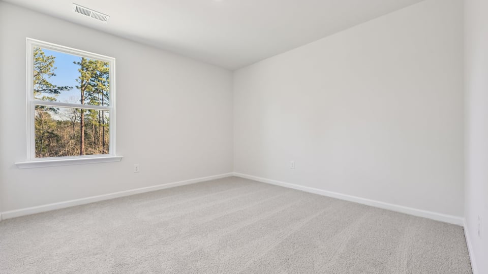 secondary bedroom with window and closet, carpeting