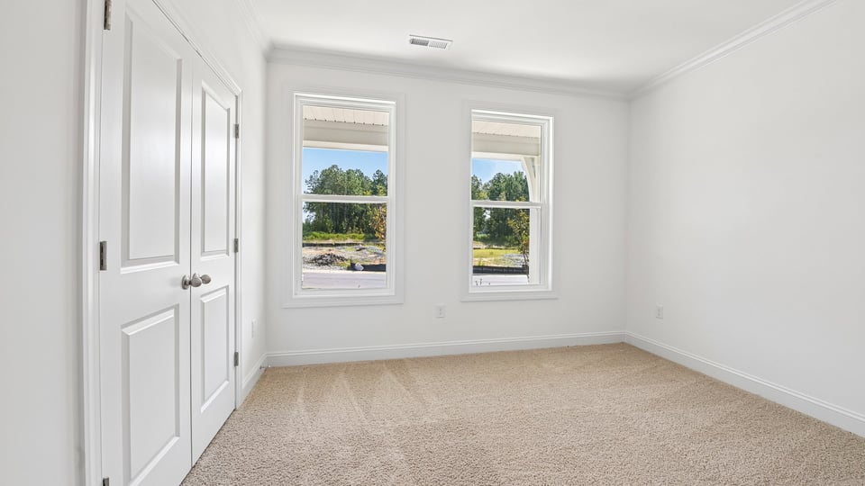 bedroom with carpet flooring