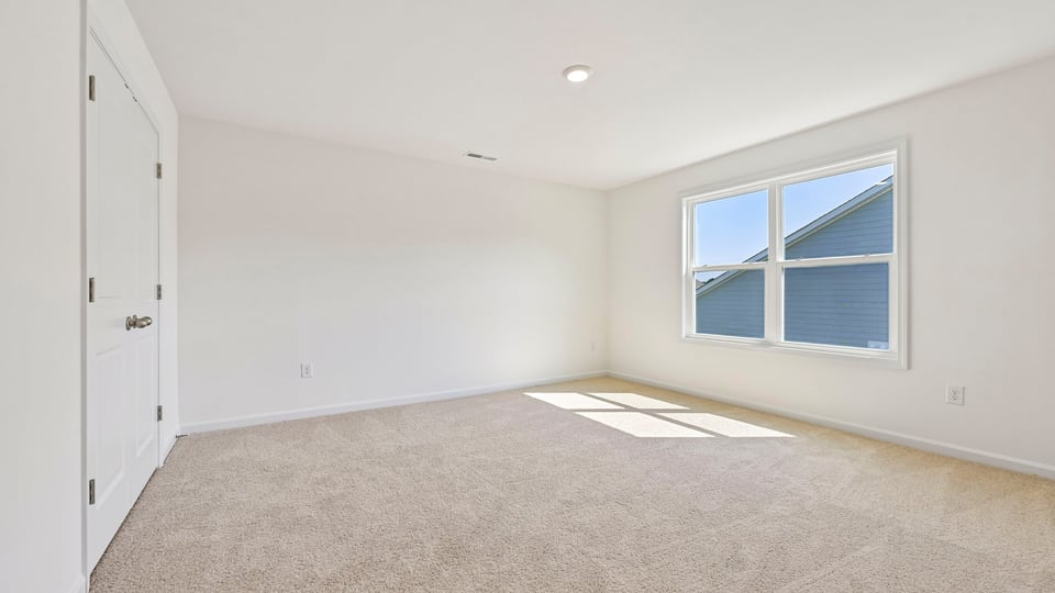 bedroom with carpet flooring