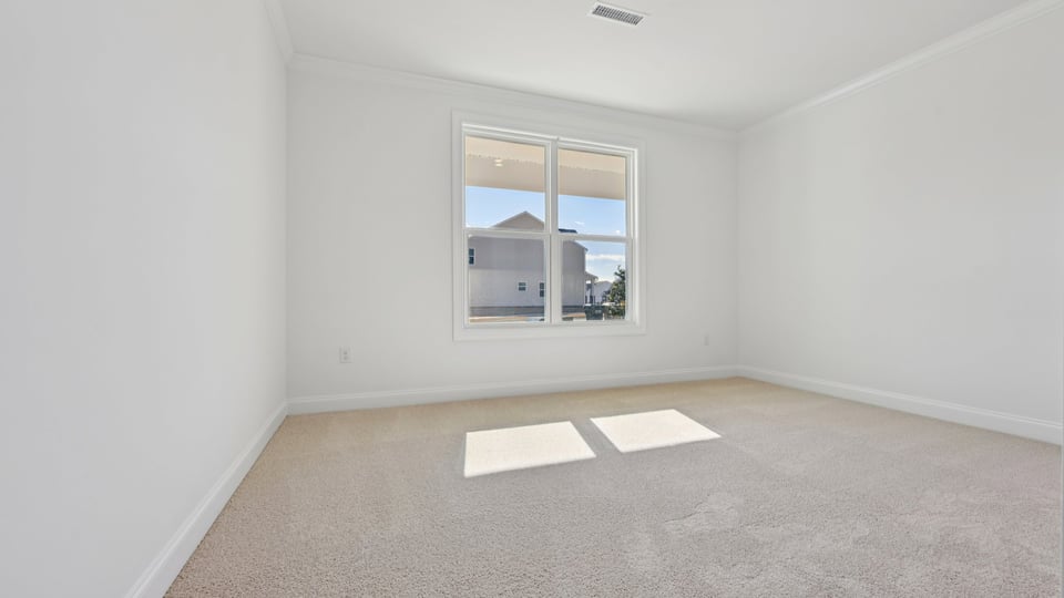 secondary bedroom with window and closet, carpeting