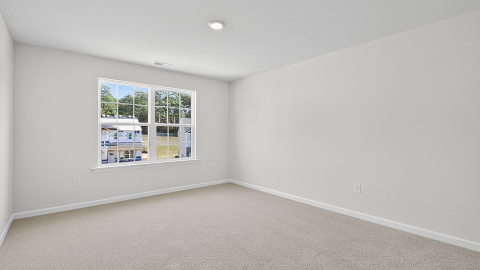 secondary bedroom with window and closet, carpeting