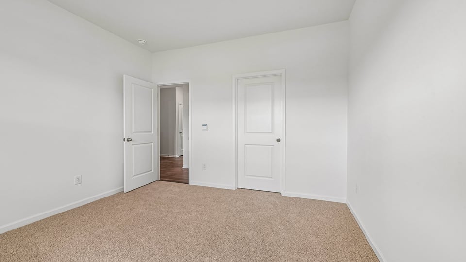 bedroom with carpet flooring