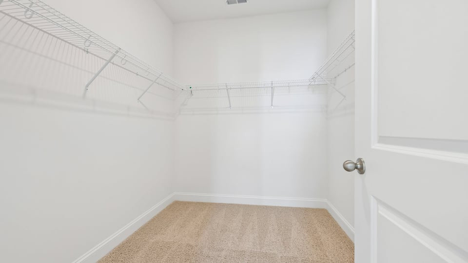 walk in closet with wire shelving