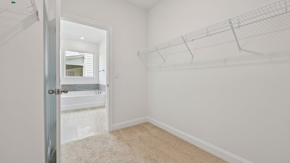 walk in closet with wire shelving