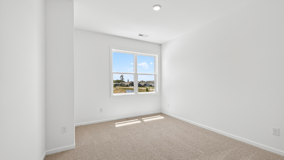 secondary bedroom with window and closet, carpeting