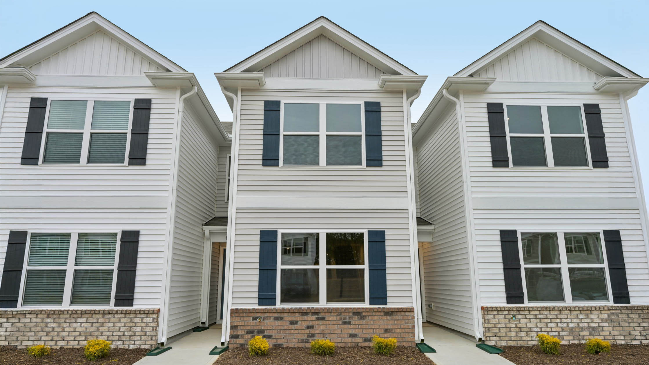 * Photos are not of actual home or interior features and are representative of floor plan only. *