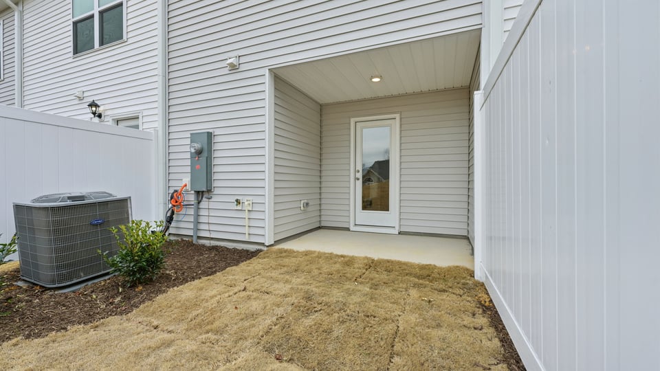 * Photos are not of actual home or interior features and are representative of floor plan only. *