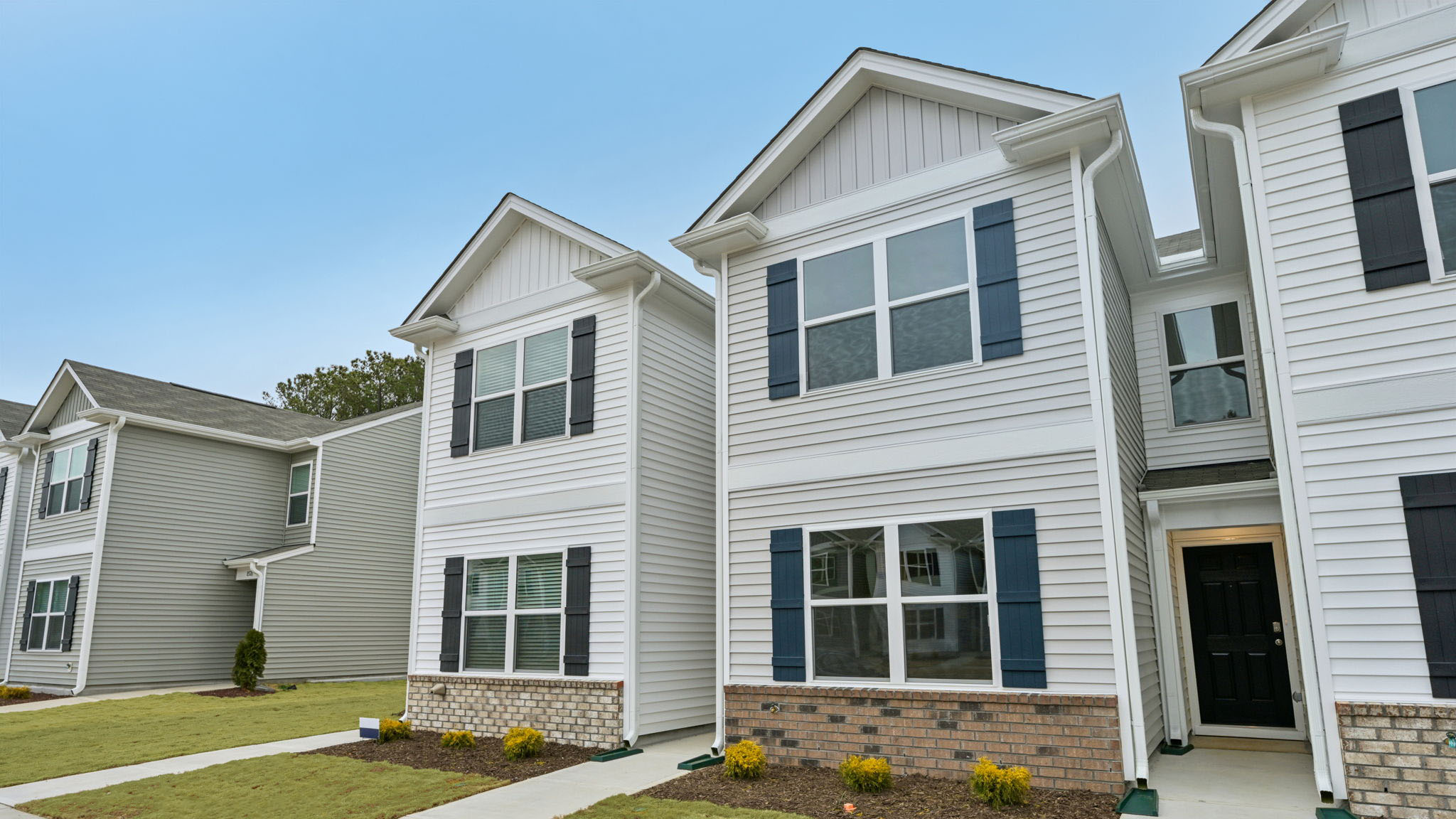 * Photos are not of actual home or interior features and are representative of floor plan only. *