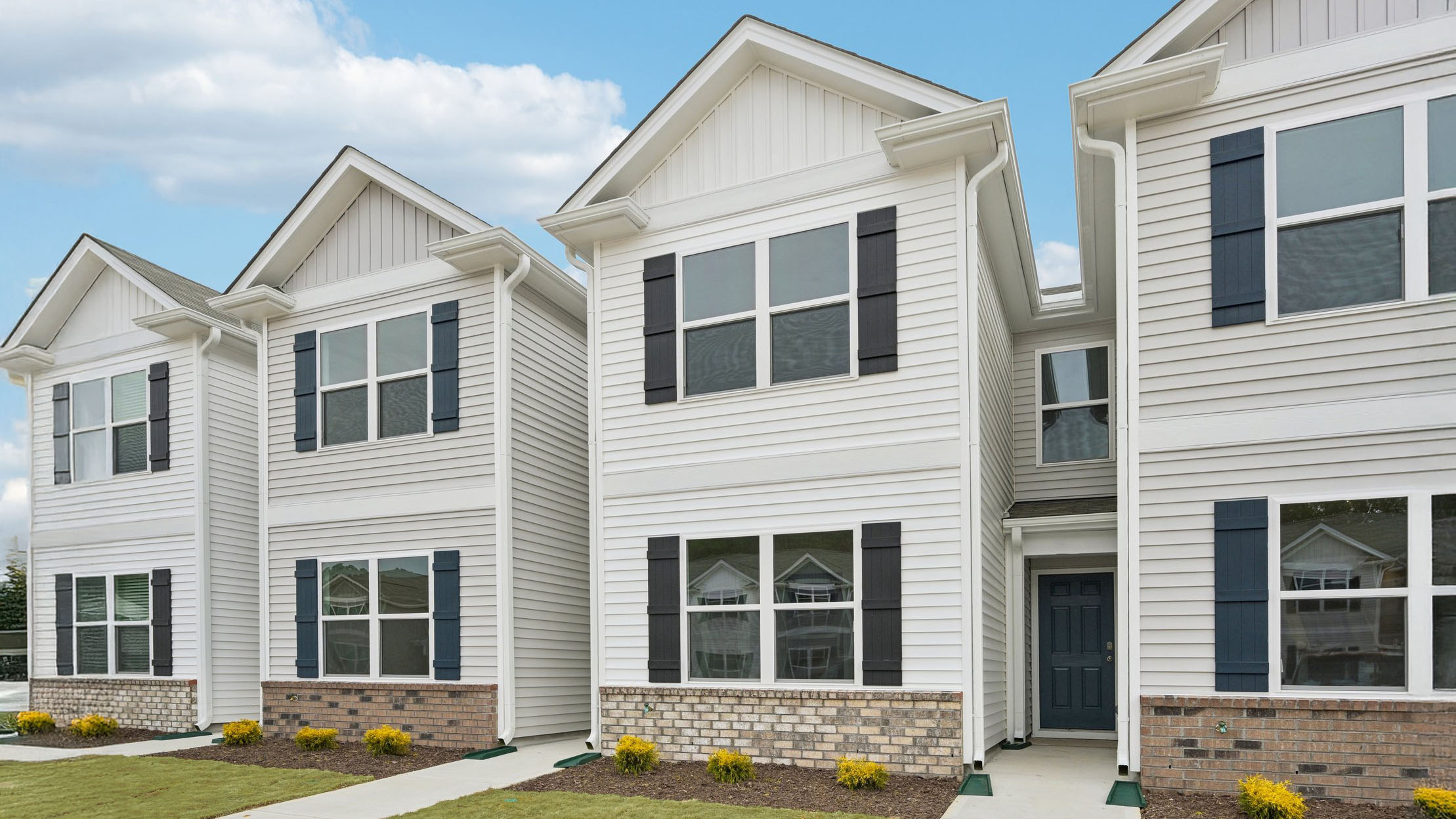 * Photos are not of actual home or interior features and are representative of floor plan only. *