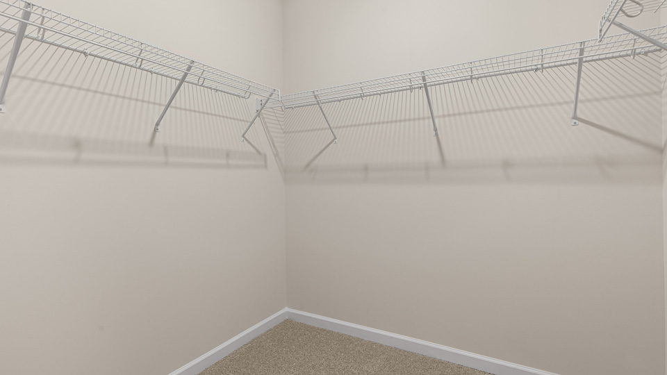 walk in closet with wire shelving