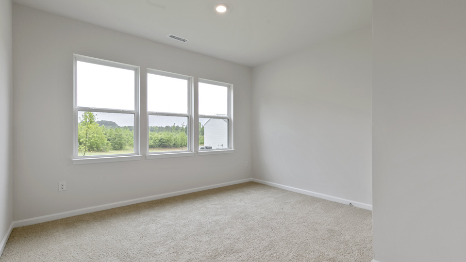 secondary bedroom with window and closet, carpeting