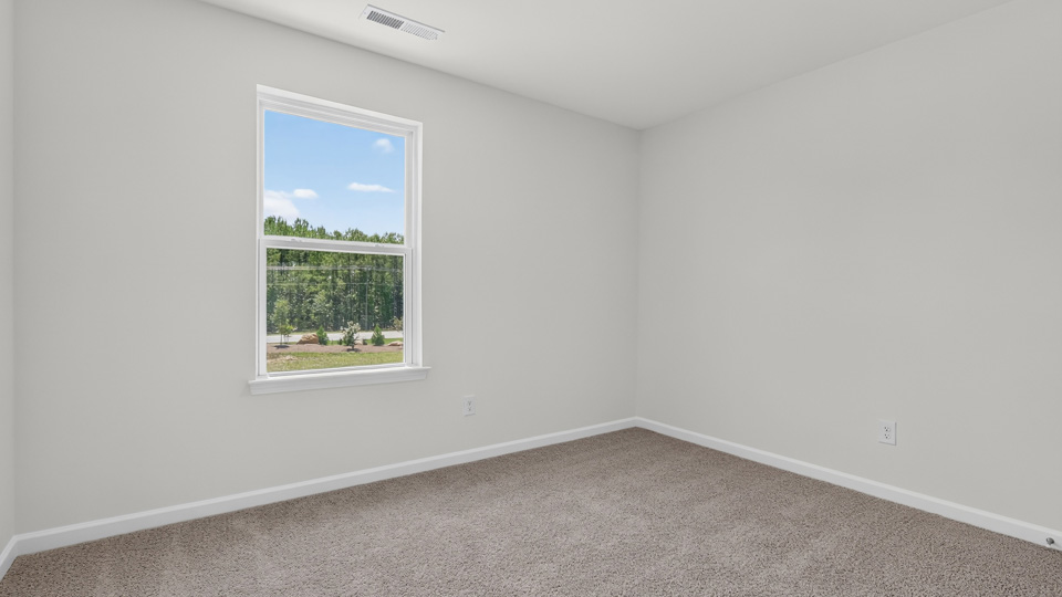 secondary bedroom with window and closet, carpeting