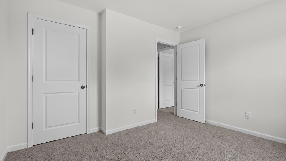 secondary bedroom with window and closet, carpeting