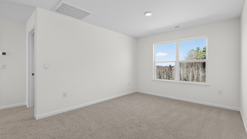secondary bedroom with window and closet, carpeting