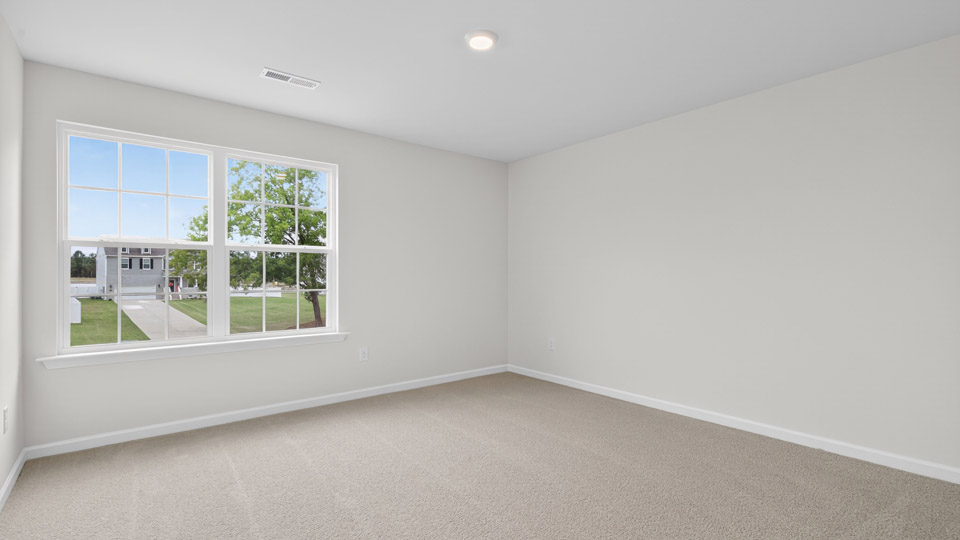 secondary bedroom with window and closet, carpeting