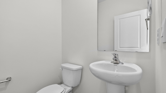 powder room with pedestal sink