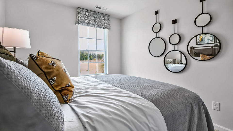 secondary bedroom with window and closet, carpeting