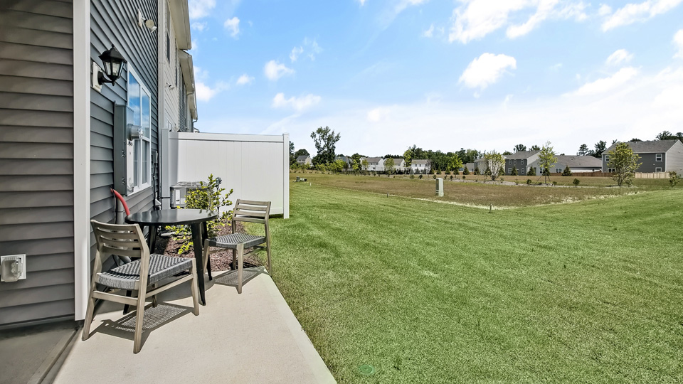 * Photos are not of actual home or interior features and are representative of floor plan only. *