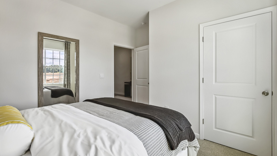 additional bedroom with window, carpeting, closet