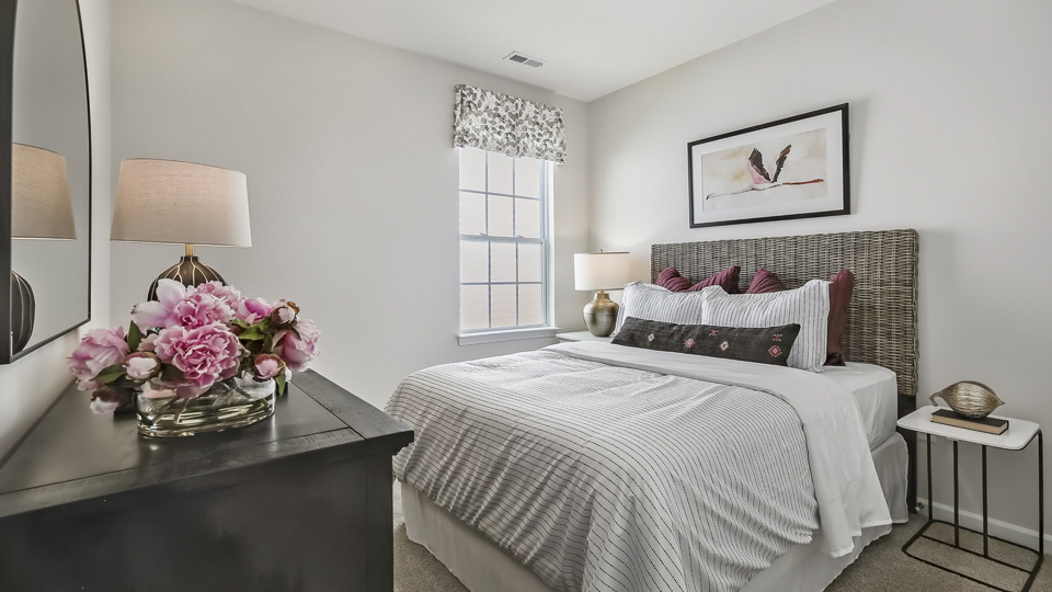 secondary bedroom with window and closet, carpeting
