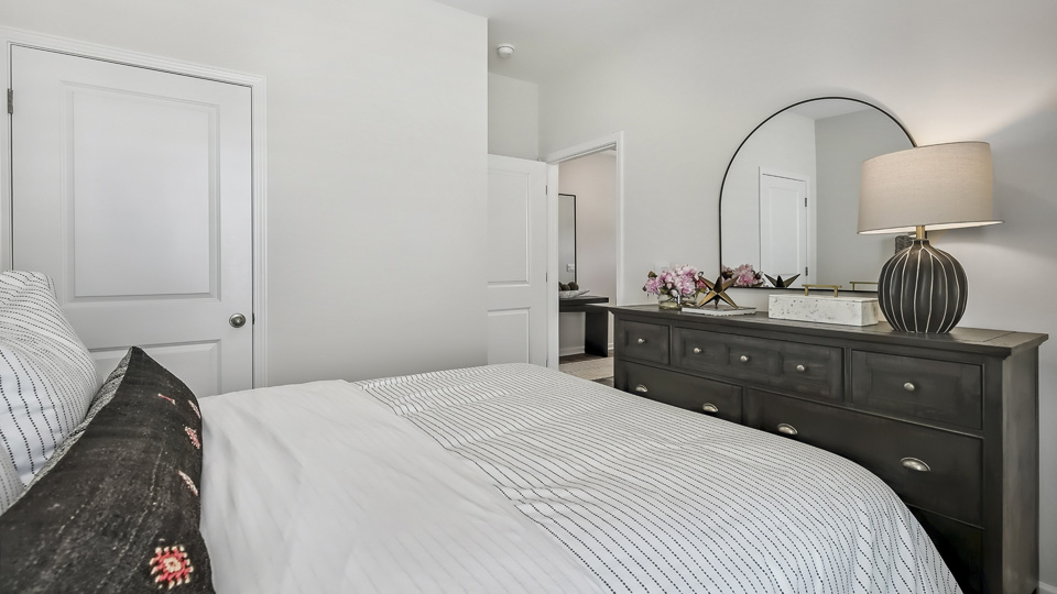 secondary bedroom with window and closet, carpeting