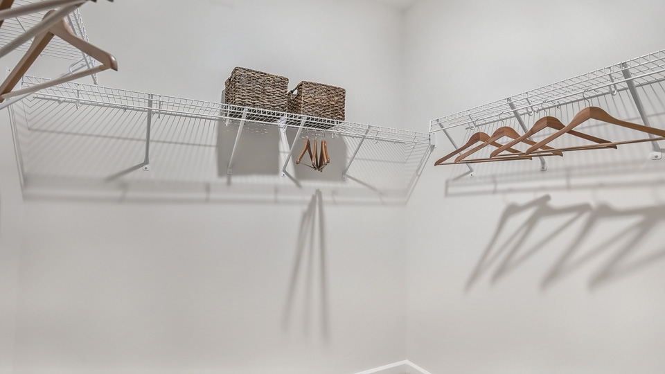 walk in closet with wire shelving