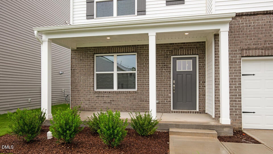 * Photos are not of actual home or interior features and are representative of floor plan only. *