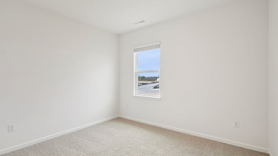 secondary bedroom with window and closet, carpeting