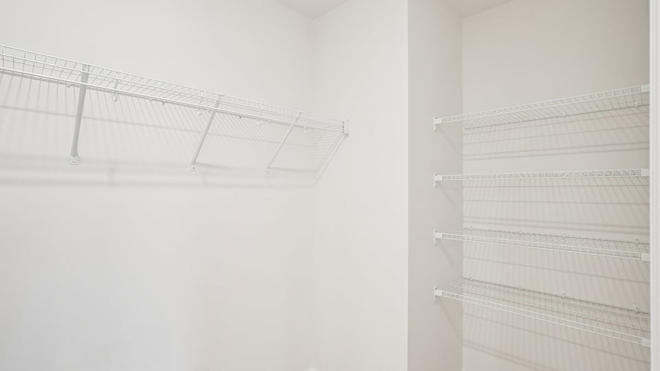 walk in closet with wire shelving