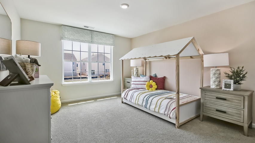 secondary bedroom with window and closet, carpeting