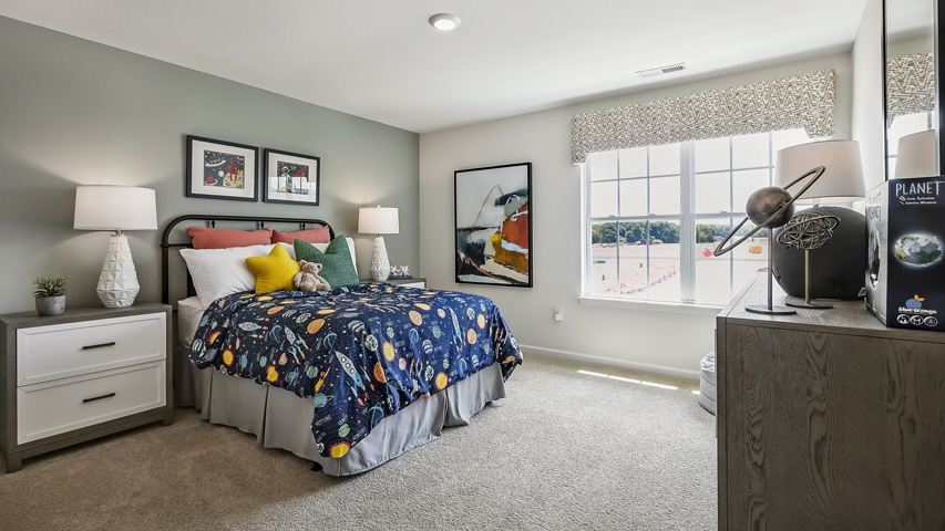 additional bedroom with window, carpeting, closet