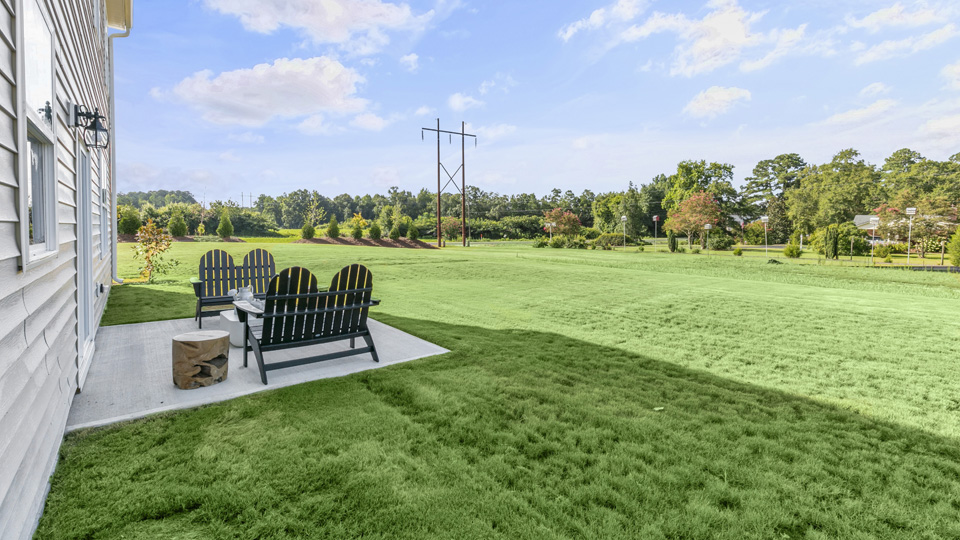 * Photos are not of actual home or interior features and are representative of floor plan only. *