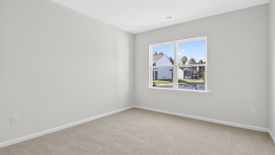 secondary bedroom with window and closet, carpeting