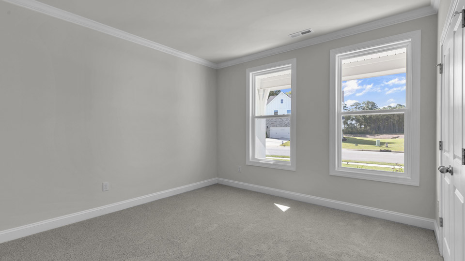 secondary bedroom with window and closet, carpeting