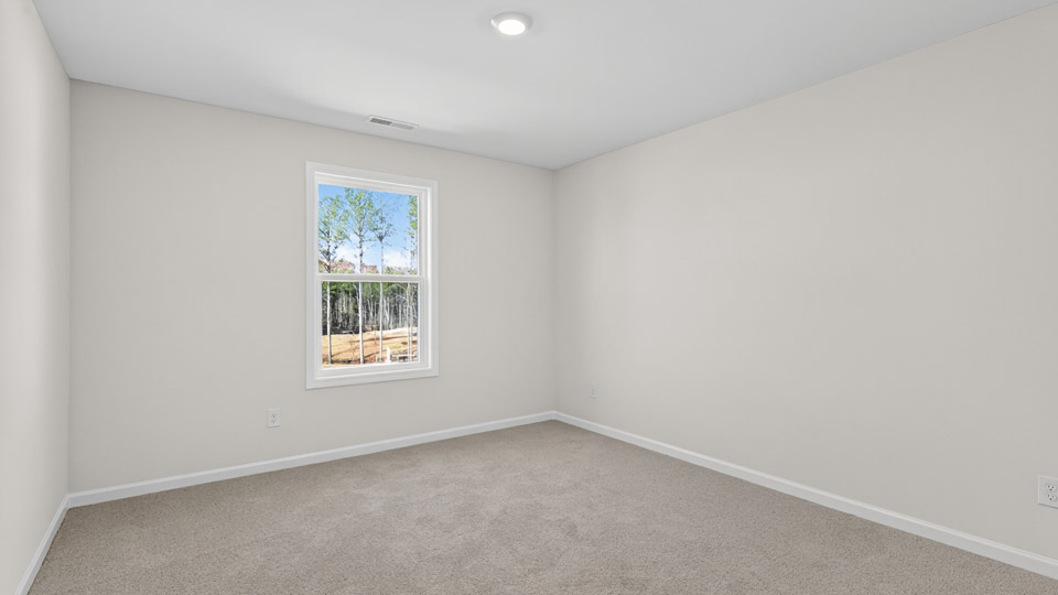 secondary bedroom with window and closet, carpeting