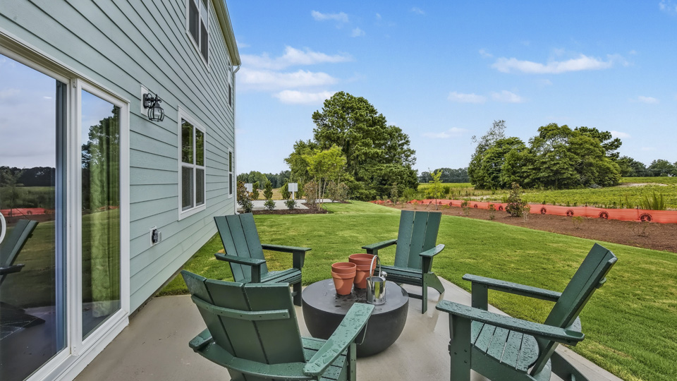 * Photos are not of actual home or interior features and are representative of floor plan only. *