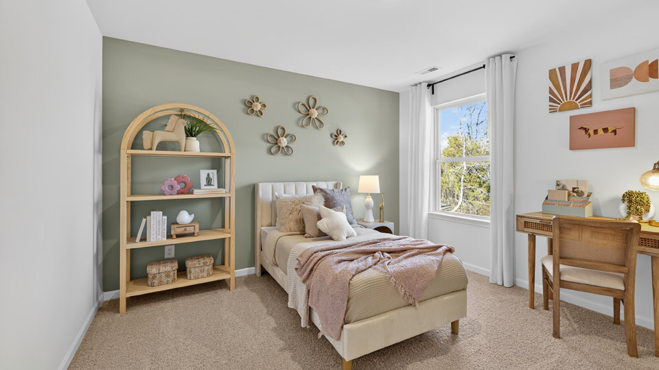 additional bedroom with window, carpeting, closet